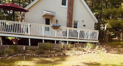 Cute 4 bed 2 bath cottage, short walk to shared road end dock.