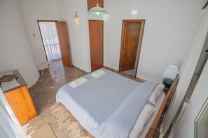 4 dormitorios, tabla de planchar con plancha, cuna de viaje y wifi