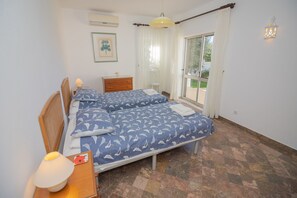 4 bedrooms, iron/ironing board, travel cot, WiFi