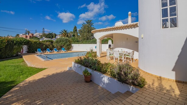 A house with a swimming pool, outdoor seating, and a garden. - Casa dos Sonhos Praia da Luz (Luz)