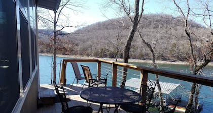 Hoot Owl Cabin - LAKEFRONT 2-Loft Cabin with stairs to the shoreline!