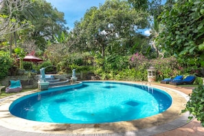 Una piscina al aire libre