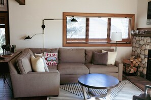 Una Smart TV, una chimenea