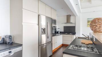 Køleskab, mikrobølgeovn, ovn, kogeplade