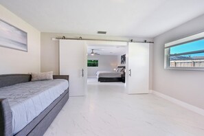 2 slaapkamers, een strijkplank/strijkijzer, gratis wifi, beddengoed