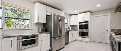 Kühlschrank, Mikrowelle, Ofen, Herdplatte