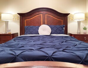 3 bedrooms, desk, iron/ironing board, free WiFi - This is it! Hot Tub + Pool Table + Pac-Man = FUN! (Allen)
