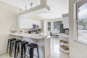 冰箱、微波炉、烤箱、炉灶