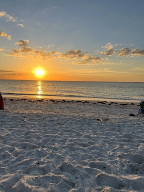 沙滩椅、沙滩毛巾