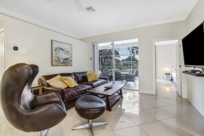 Smart TV, DVD player, table tennis, books - Designer Lakefront Haven ‘ (Naples)
