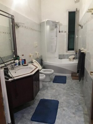 Combined shower/tub, hair dryer, towels - Modern and cosy apartment in Genoa, Italy (Genova)