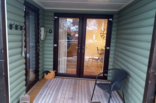 2 Bed Cottage Sleeps 4 -Private Garden -Pets Okay