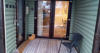 2 Bed Cottage Sleeps 4 -Private Garden -Pets Okay