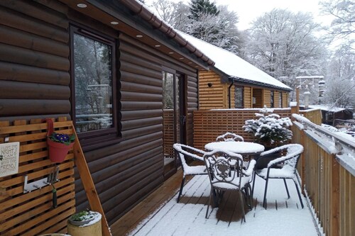 2 Bed Cottage Sleeps 4 -Private Garden -Pets Okay