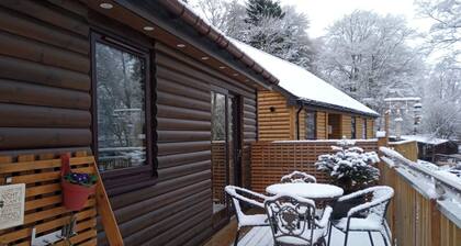 2 Bed Cottage Sleeps 4 -Private Garden -Pets Okay