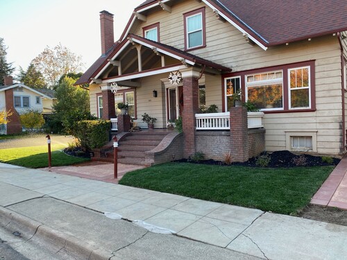 Beautiful & Large Garden Level Studio