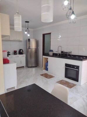 Geladeira, fogão, cooktop, cafeteira/chaleira