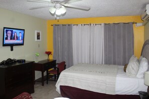 1 bedroom, desk, WiFi