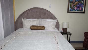 1 bedroom, desk, WiFi