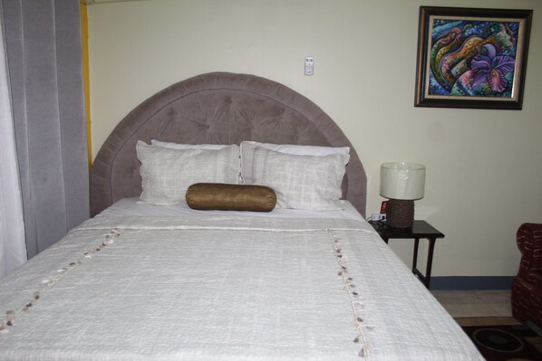 1 bedroom, desk, WiFi