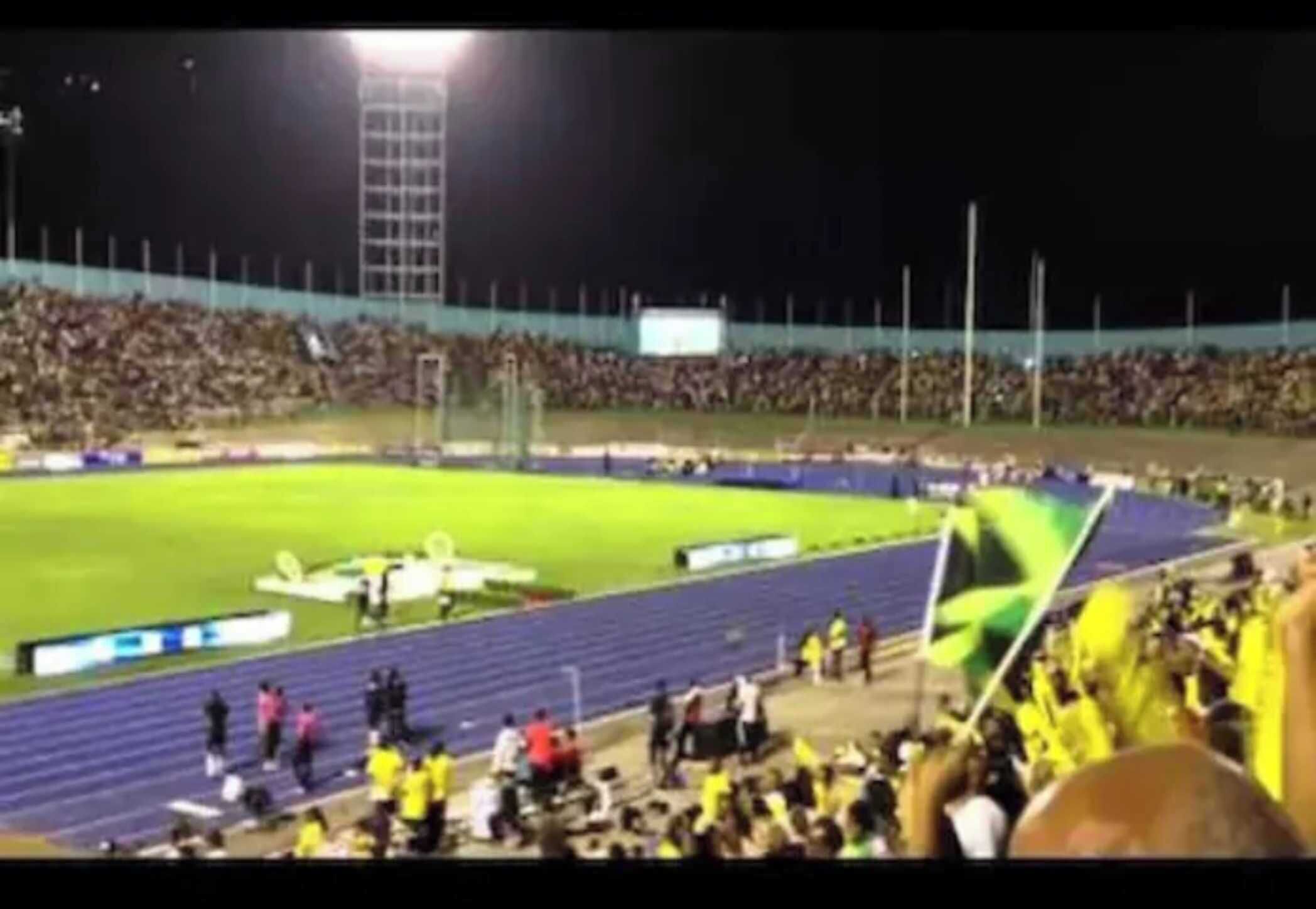 Un stade avec une foule nombreuse, un terrain et des projecteurs.
