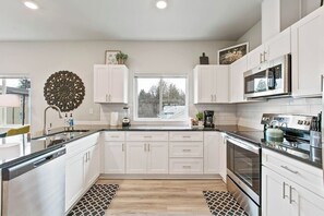 Fridge, microwave, oven, stovetop - New 2 Bd 2 Bth Near Perry Dist and Downtown! (Spokane)