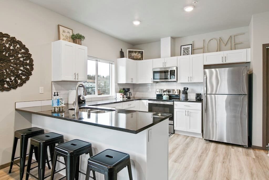 Jääkaappi, mikroaaltouuni, uuni, liesi