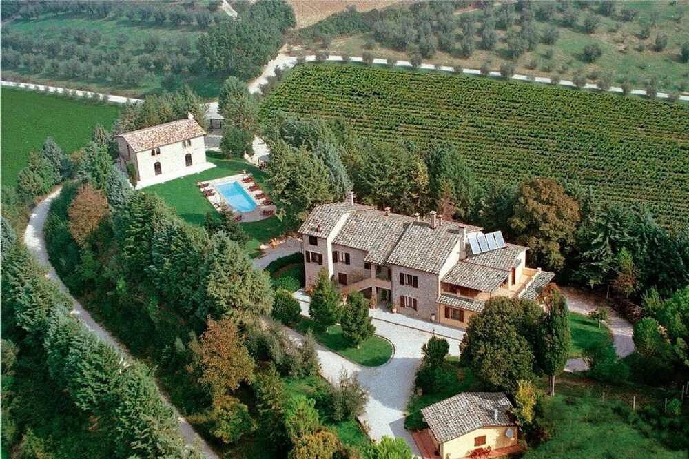 Villa in Ponte Felcino mit 5 Schlafzimmern 18 Schlafplätzen