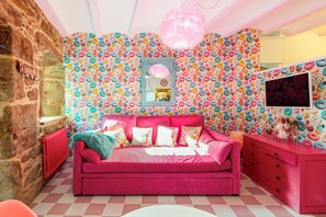 Smart-tv, een open haard, een dvd-speler en een stereo