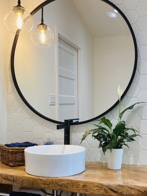 Douche, séchoir à cheveux, serviettes fournies, savon