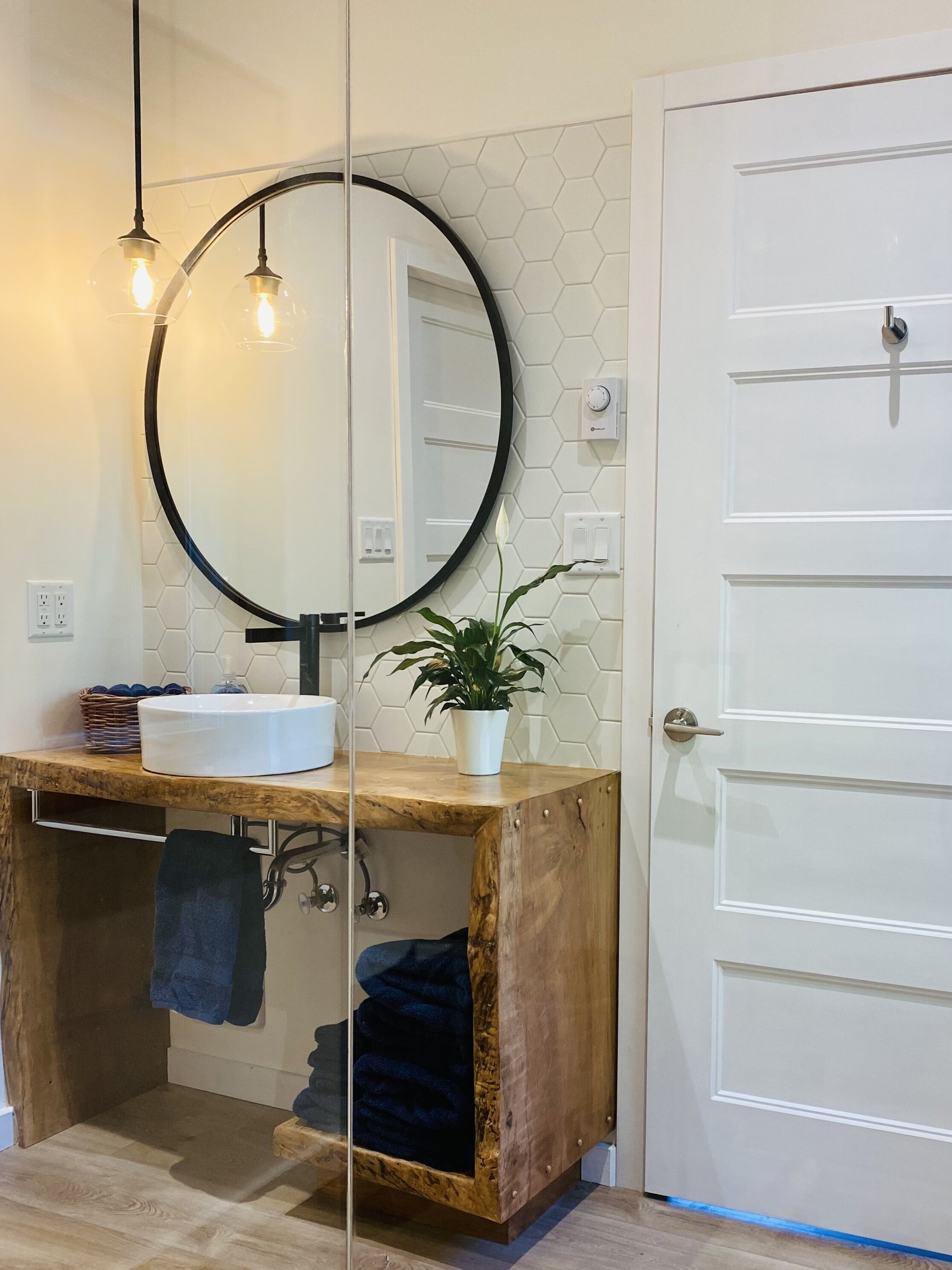 Quiet oasis steps from the Sooke River.