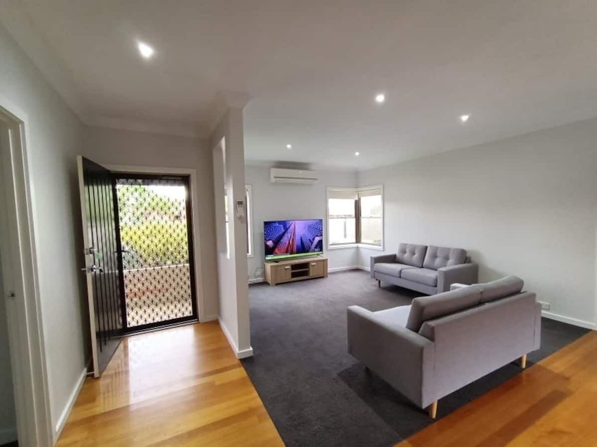 Cheerful 3-bedroom home, walking distance to shops