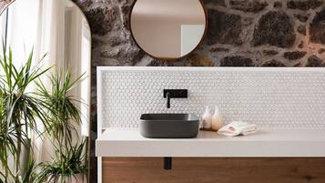 Rom – deluxe | Bad | Designertoalettartikler, hårføner, badekåper og tøfler