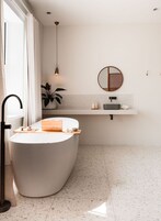 Habitación Premier | Baño | Artículos de higiene personal de diseño, secador de pelo y albornoces