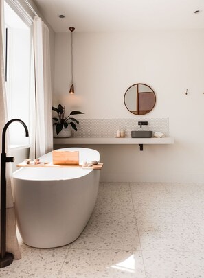 Premier-huone | Kylpyhuone | Designer-hygieniatuotteet, hiustenkuivaaja, kylpytakit, tohvelit