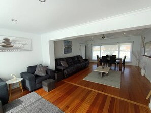 Smart TV - Exquisitely furnished house walking distance to AFL Mars Stadium (Invermay Park)