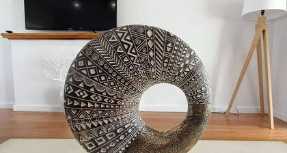 Exquisitely furnished house walking distance to AFL Mars Stadium