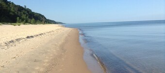 Cozy. Clean,  Close to the beach.