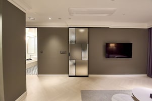 Suite Family | Zona de estar | Televisión LCD de 43 pulgadas con canales digitales