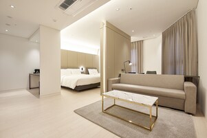 Caja fuerte, escritorio, tabla de planchar con plancha y wifi gratis