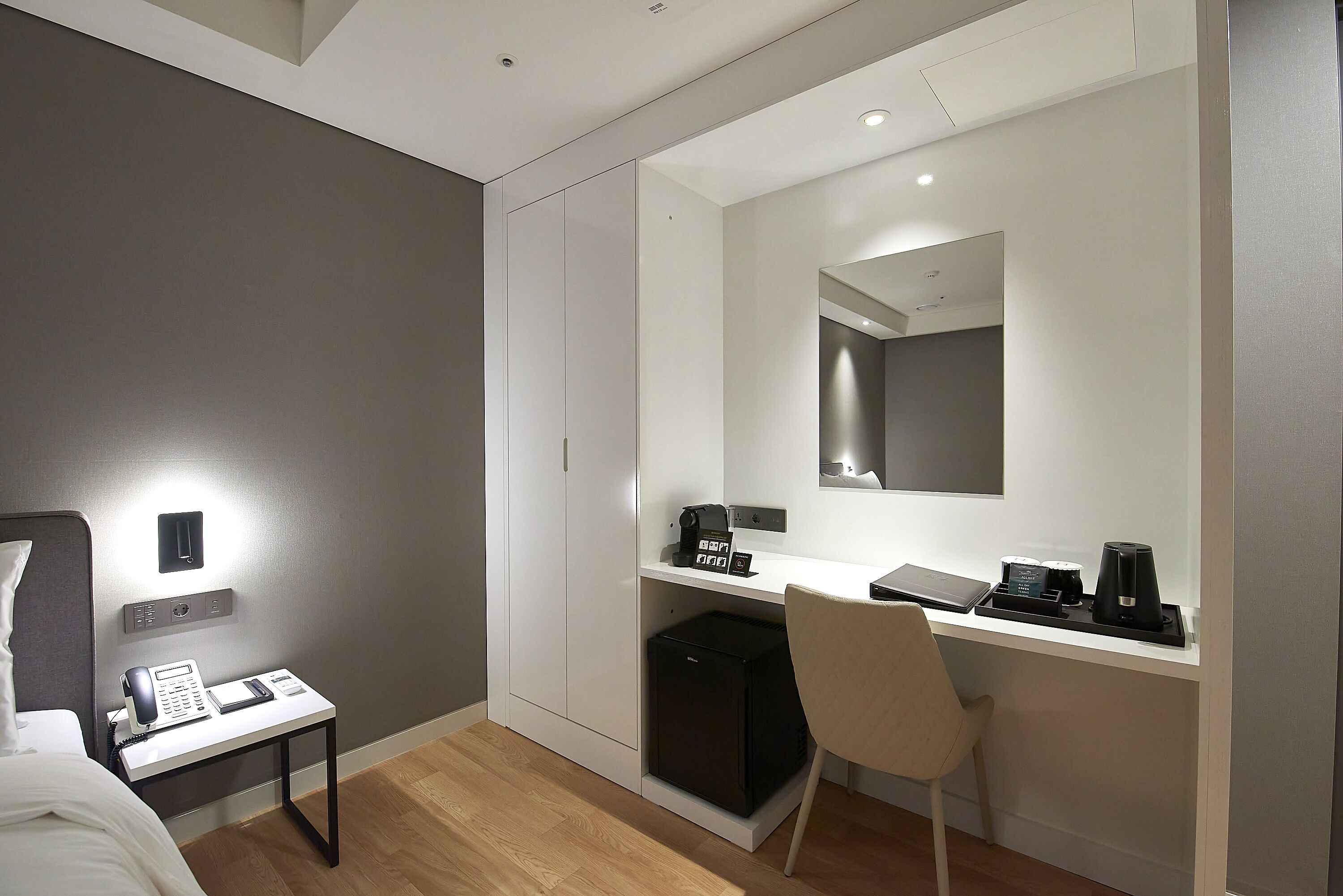 superior double room (bath) | in-room safe, desk, iron/ironing board, free wifi