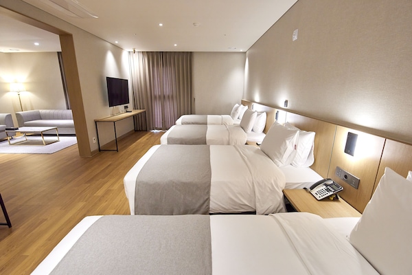 Suite Quadruple | Brankas, meja kerja, setrika/meja setrika, dan Wi-Fi gratis