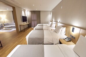 Suite Quadruple | In-room safe, desk, iron/ironing board, free WiFi