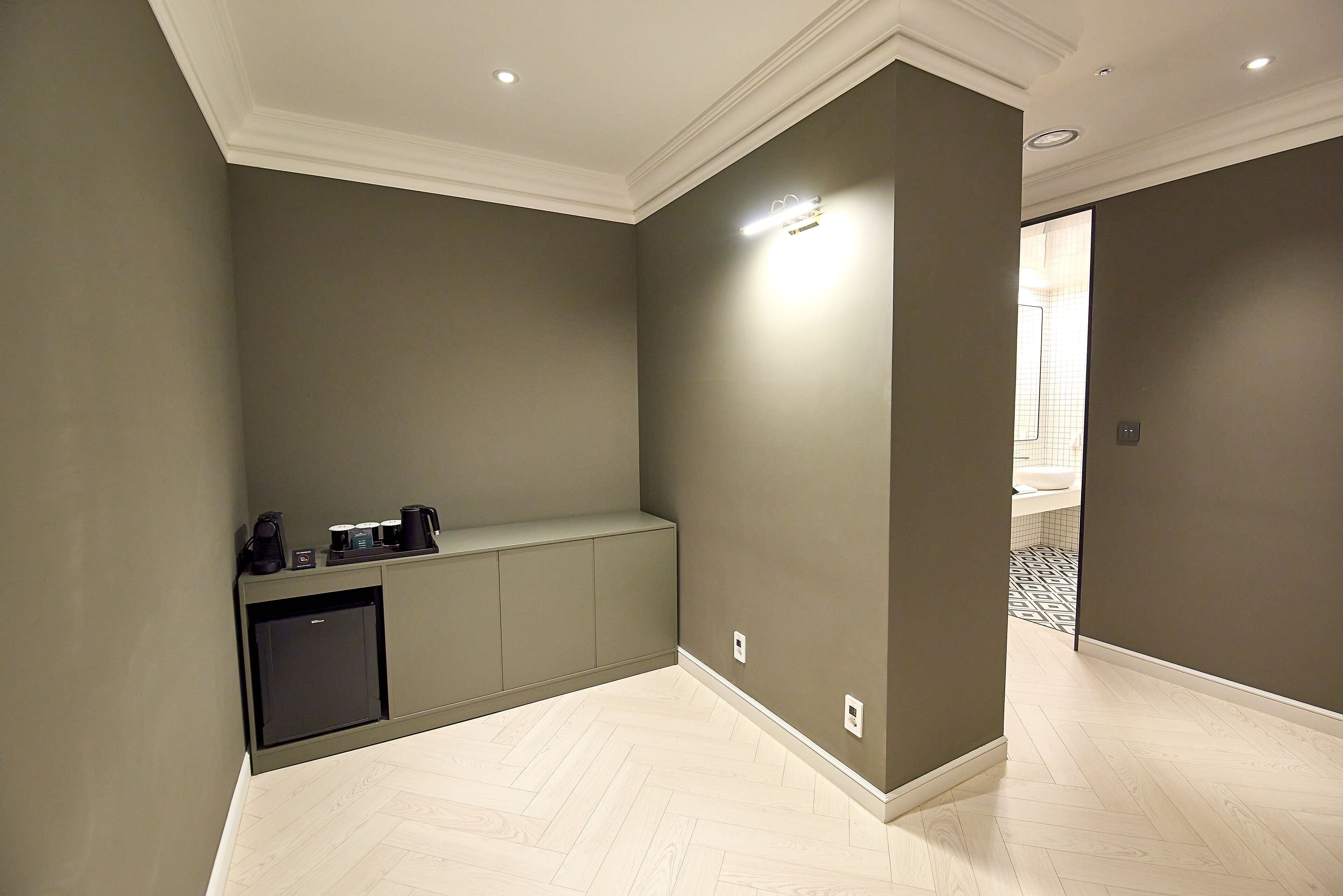 suite family | living area | 43-inch lcd tv with digital channels