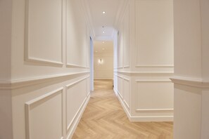 Caja de seguridad en la habitación y escritorio