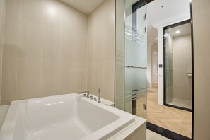 Royal Suite | Bathroom | Hair dryer, bathrobes, slippers, towels - Busan City Hotel (Busan)