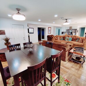 Dining - Historic Renovated Kemah Home just a short walk to the Kemah Boardwalk. (Kemah)