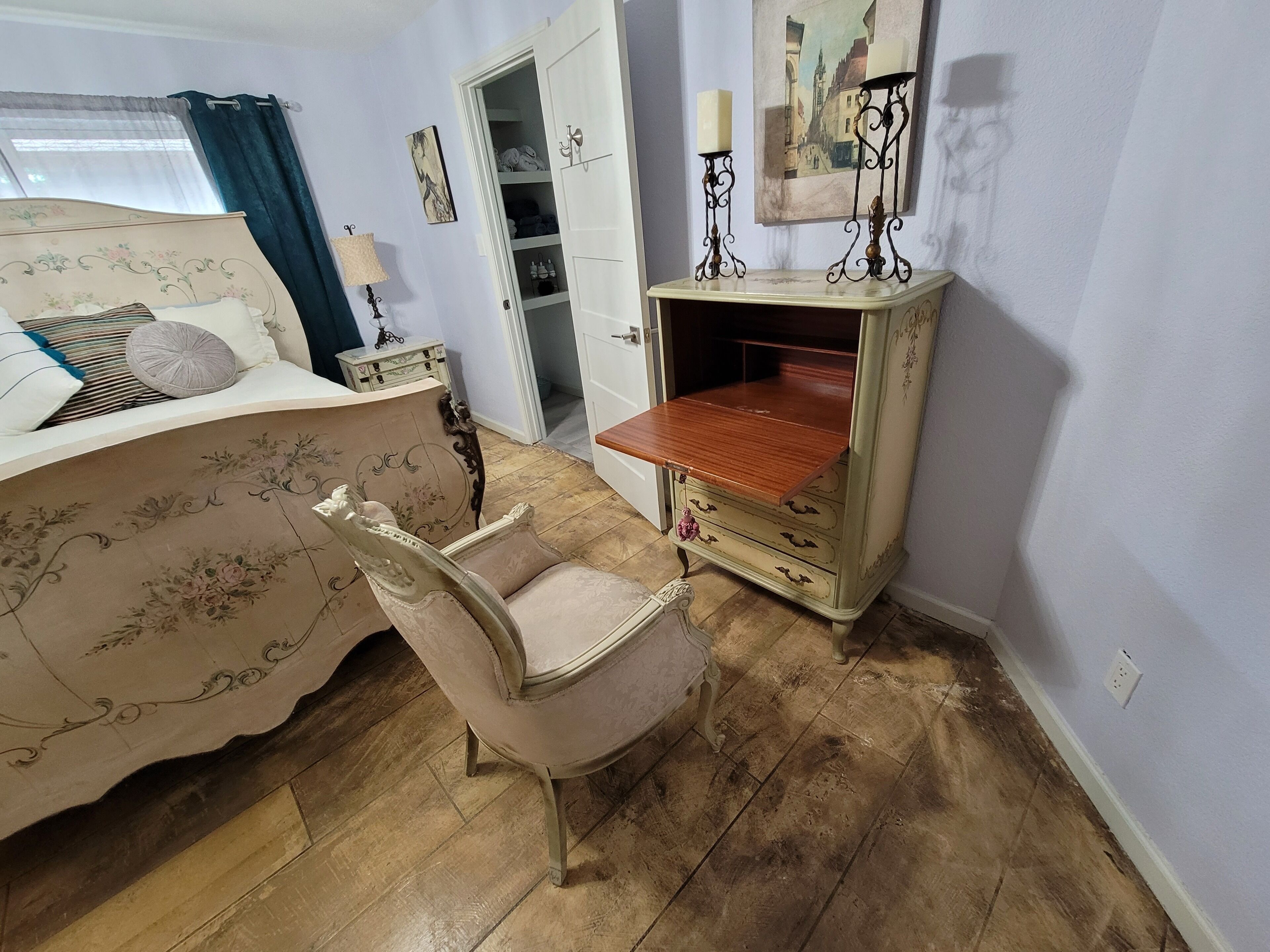 Historic Renovated Kemah Home just a short 11 block walk to the Kemah Boardwalk.