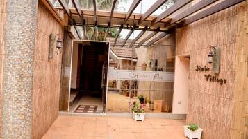 Pintu masuk properti