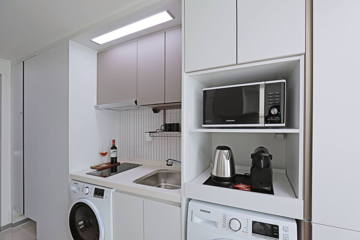 standard double room | private kitchen | espresso maker, coffee/tea maker, electric kettle, dining tables